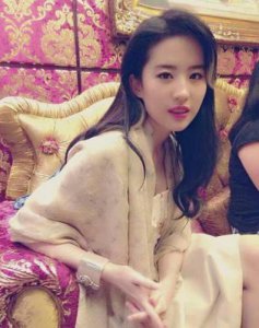 刘亦菲10年前的老照片被曝光，身材纤细，皮肤白皙美丽