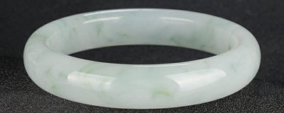 ​玉镯子里面有像棉絮一样的是什么浅绿 玉镯子有很多棉絮