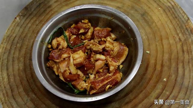 粉蒸肉的家常做法最正宗的（家常版粉蒸肉这样做）(2)