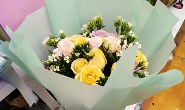 包装好的鲜花怎么保存得久,花店包好的花束不拆包装怎么保存呢图6