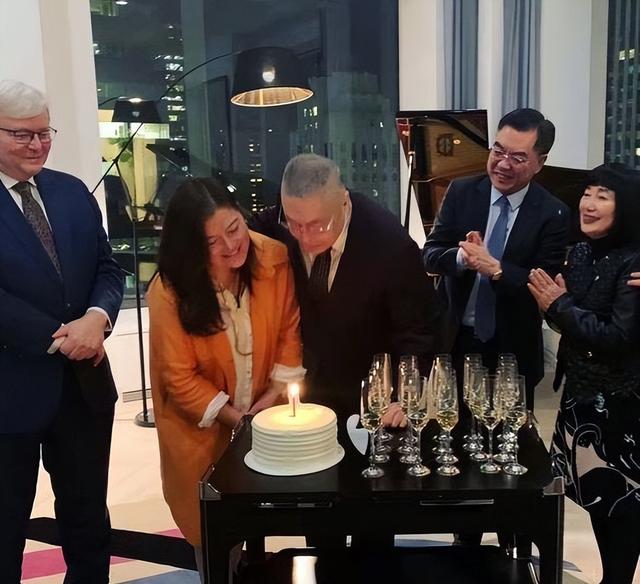 81岁钢琴大师刘诗昆再当爹（钢琴家刘诗昆78岁娶女徒弟）(33)