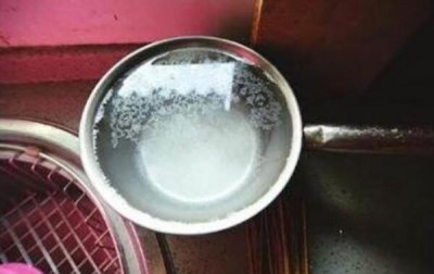 ​水烧启后有白色流浪物，碳酸钙、碳酸镁（等重淀后再喝）