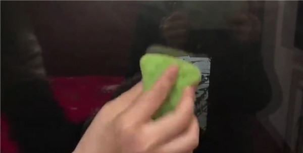 粘纸撕下来了还有粘性怎么清除干净,胶布撕掉以后留下的黏黏的胶怎么去掉视频图13