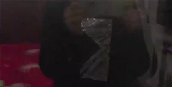 粘纸撕下来了还有粘性怎么清除干净,胶布撕掉以后留下的黏黏的胶怎么去掉视频图10