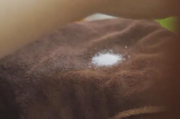粘纸撕下来了还有粘性怎么清除干净,胶布撕掉以后留下的黏黏的胶怎么去掉视频图2