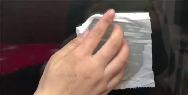 粘纸撕下来了还有粘性怎么清除干净,胶布撕掉以后留下的黏黏的胶怎么去掉视频图12