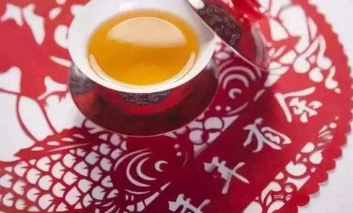 春风送暖入屠苏，屠苏指什么