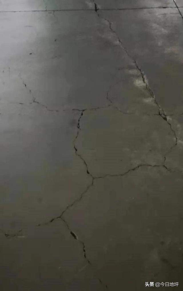 金刚砂固化剂地坪施工流程（金刚砂耐磨地坪）(11)