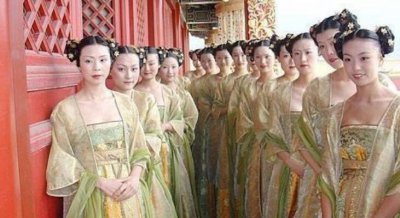 ​女太监是割哪里的，进行幽闭将下体摧毁或者缝上禁止生育