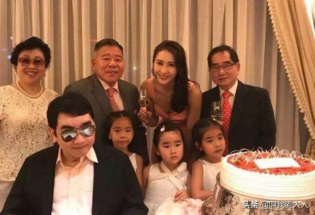 49岁黎姿和富太甘比同框（父亲聋哑弟弟瘫痪）(26)