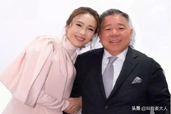 49岁黎姿和富太甘比同框（父亲聋哑弟弟瘫痪）(22)