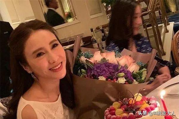 49岁黎姿和富太甘比同框（父亲聋哑弟弟瘫痪）(24)