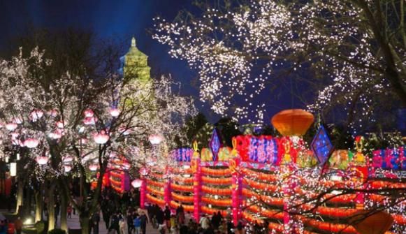 东风夜放花千树是什么节日，“东风夜放花千树，更吹落，星如雨”描述的是什么节日？图2