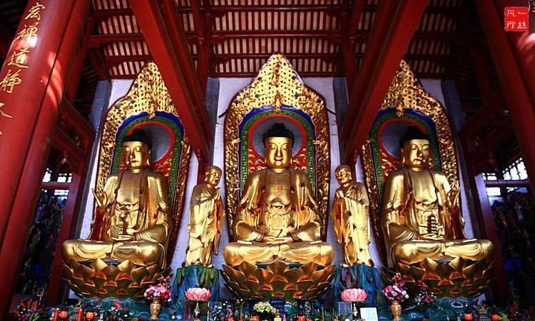 泉州开元寺的大雄宝殿内有哪三尊佛