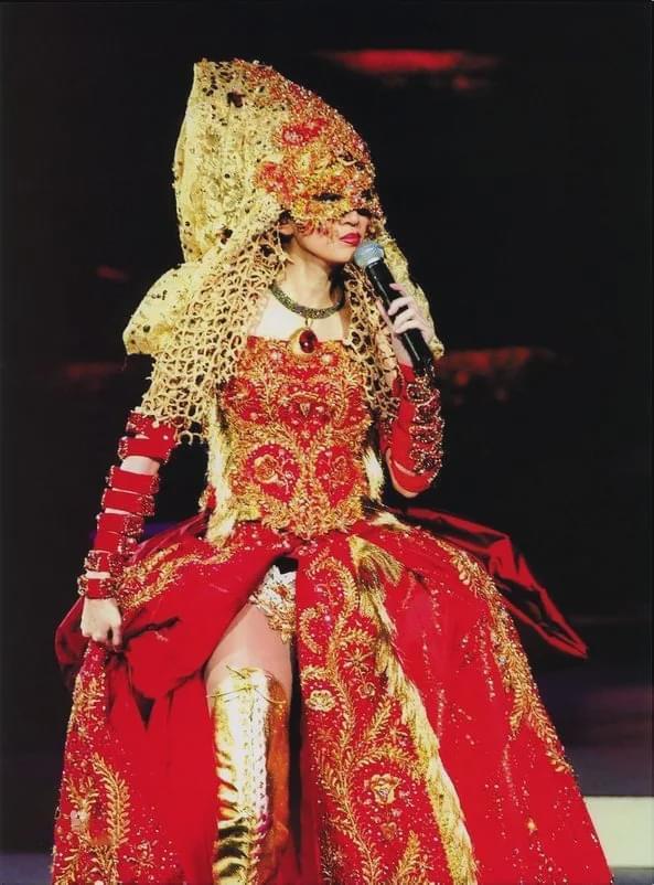 最后一次梅艳芳告别演唱会（17年前梅艳芳的最后一场告别演唱会）(2)