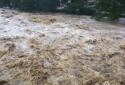 ​在山上遇到泥石流往哪里跑，在山上遇到泥石流时应该怎么做？