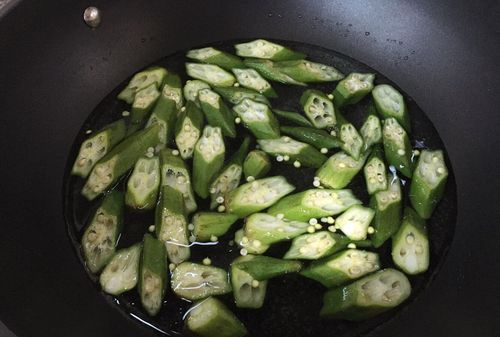 炒秋葵一定要过水吗
