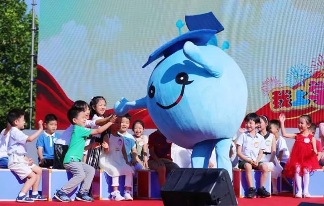中关村第二小学昌平学校官网（中关村二小5校区968名新生共迎新学期）(16)