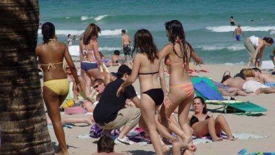 ​国外天体海滩浴场 男女全裸狂欢_国外思维启搁