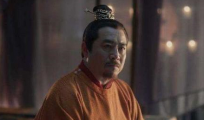 ​宋英宗即位后，对赵允让是作为皇伯还是皇父有何争议？