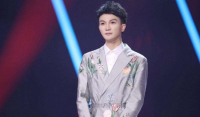 ​周深是男的仍旧女的为什么是女声，100%女孩_特殊的嗓音让其爆红