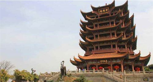 现在的黄鹤楼是建国后重建的