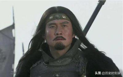 ​温酒斩华雄的主人公是谁（温酒斩华雄的是孙坚还是关羽）