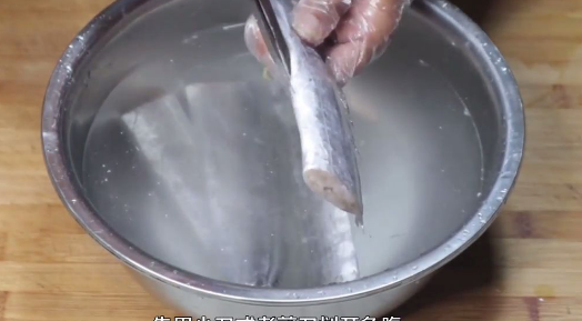 冻带鱼怎么处理,冷冻带鱼段怎么处理干净视频图4