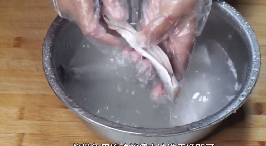 冻带鱼怎么处理,冷冻带鱼段怎么处理干净视频图7