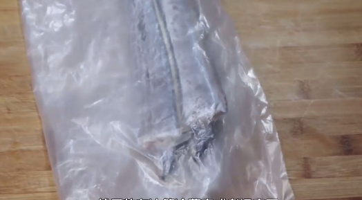 冻带鱼怎么处理,冷冻带鱼段怎么处理干净视频图2