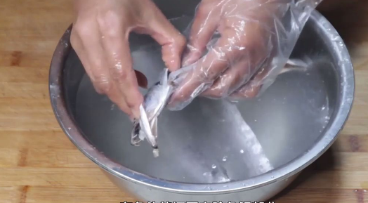 冻带鱼怎么处理,冷冻带鱼段怎么处理干净视频图6