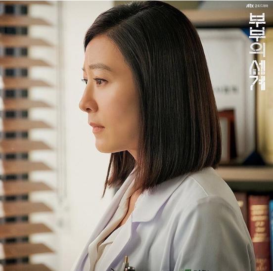 52岁金喜欢在《匹俦的世界》露骨标准大!睡袍下的大长腿热搜