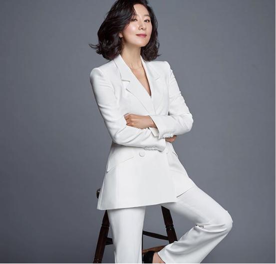 52岁金喜欢在《匹俦的世界》露骨标准大!睡袍下的大长腿热搜