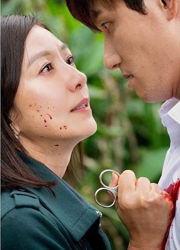 52岁金喜欢在《匹俦的世界》露骨标准大!睡袍下的大长腿热搜