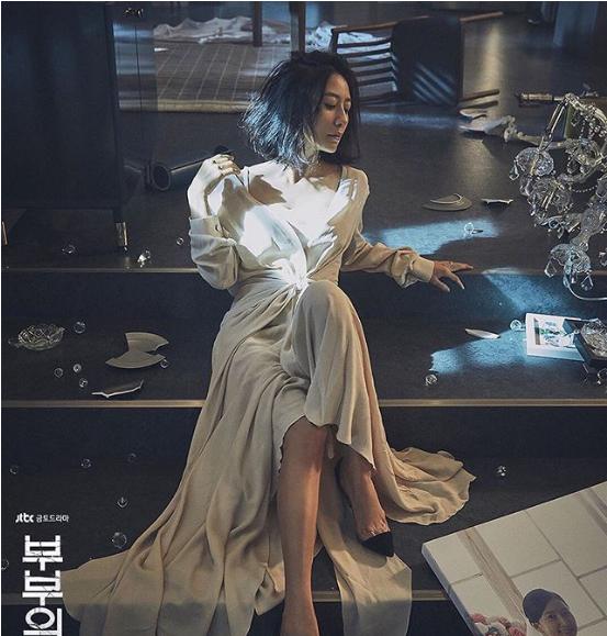 52岁金喜欢在《匹俦的世界》露骨标准大!睡袍下的大长腿热搜