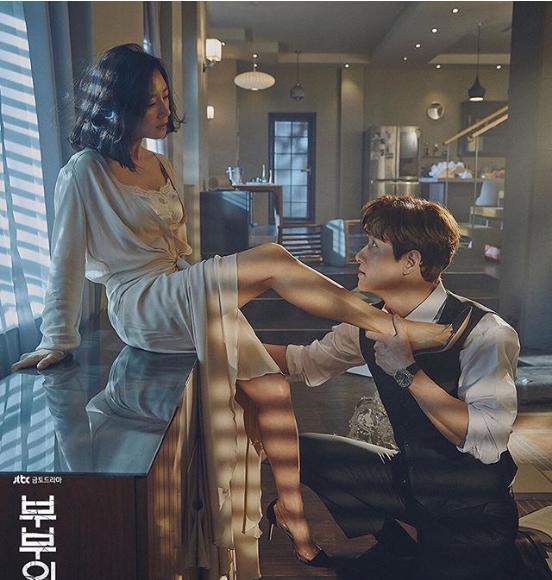 52岁金喜欢在《匹俦的世界》露骨标准大!睡袍下的大长腿热搜