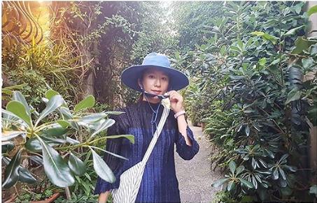 52岁金喜欢在《匹俦的世界》露骨标准大!睡袍下的大长腿热搜