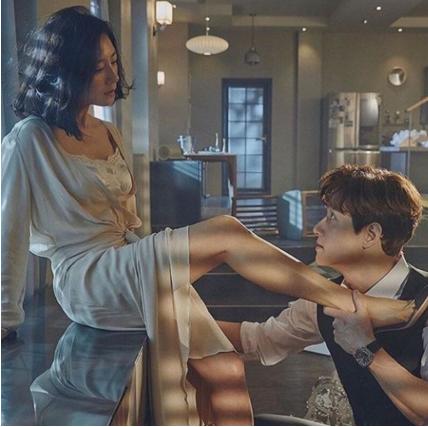 52岁金喜欢在《匹俦的世界》露骨标准大!睡袍下的大长腿热搜