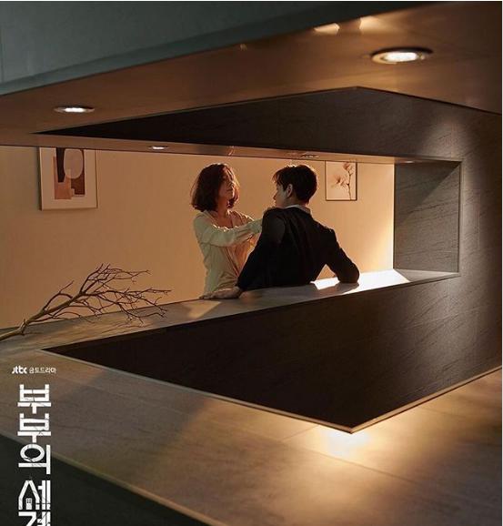 52岁金喜欢在《匹俦的世界》露骨标准大!睡袍下的大长腿热搜