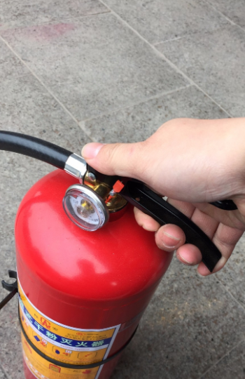 灭火器怎么操作,使用灭火器的正确步骤图6