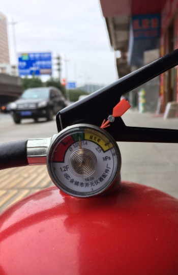 灭火器怎么操作,使用灭火器的正确步骤图2