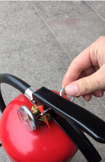 灭火器怎么操作,使用灭火器的正确步骤图4