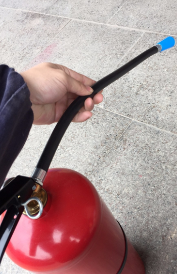 灭火器怎么操作,使用灭火器的正确步骤图5