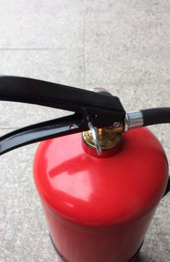 灭火器怎么操作,使用灭火器的正确步骤图3