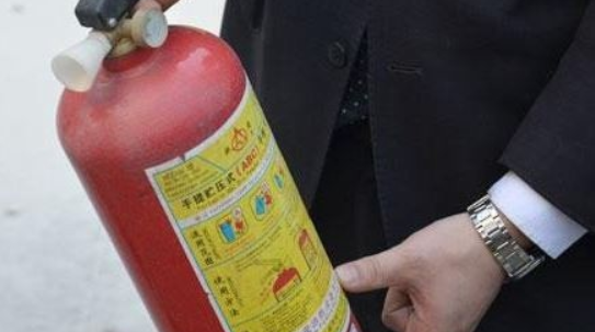 灭火器怎么操作,使用灭火器的正确步骤图11