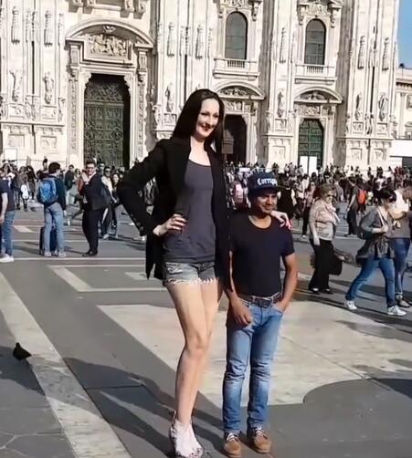 世界最高玉人2米32 世界上最高的女模特的那些女伟人