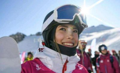 ​中美混血谷爱凌（Eileen Gu）代表中国夺滑雪世界杯加拿大站冠军