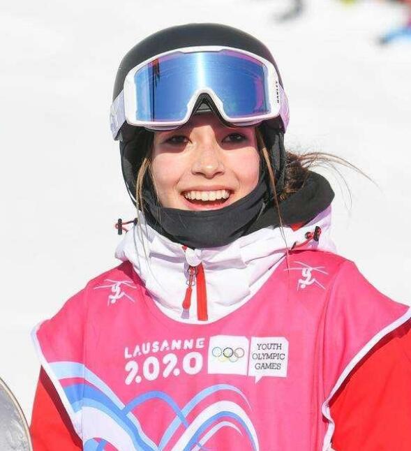中美混血谷爱凌（Eileen Gu）代表中国夺滑雪世界杯加拿大站冠军