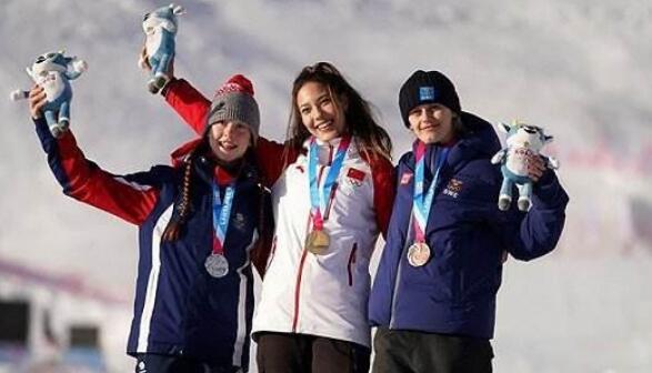 中美混血谷爱凌（Eileen Gu）代表中国夺滑雪世界杯加拿大站冠军