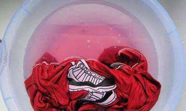 掉色的衣服对身体或者皮肤有害,掉色的衣服能穿不图4